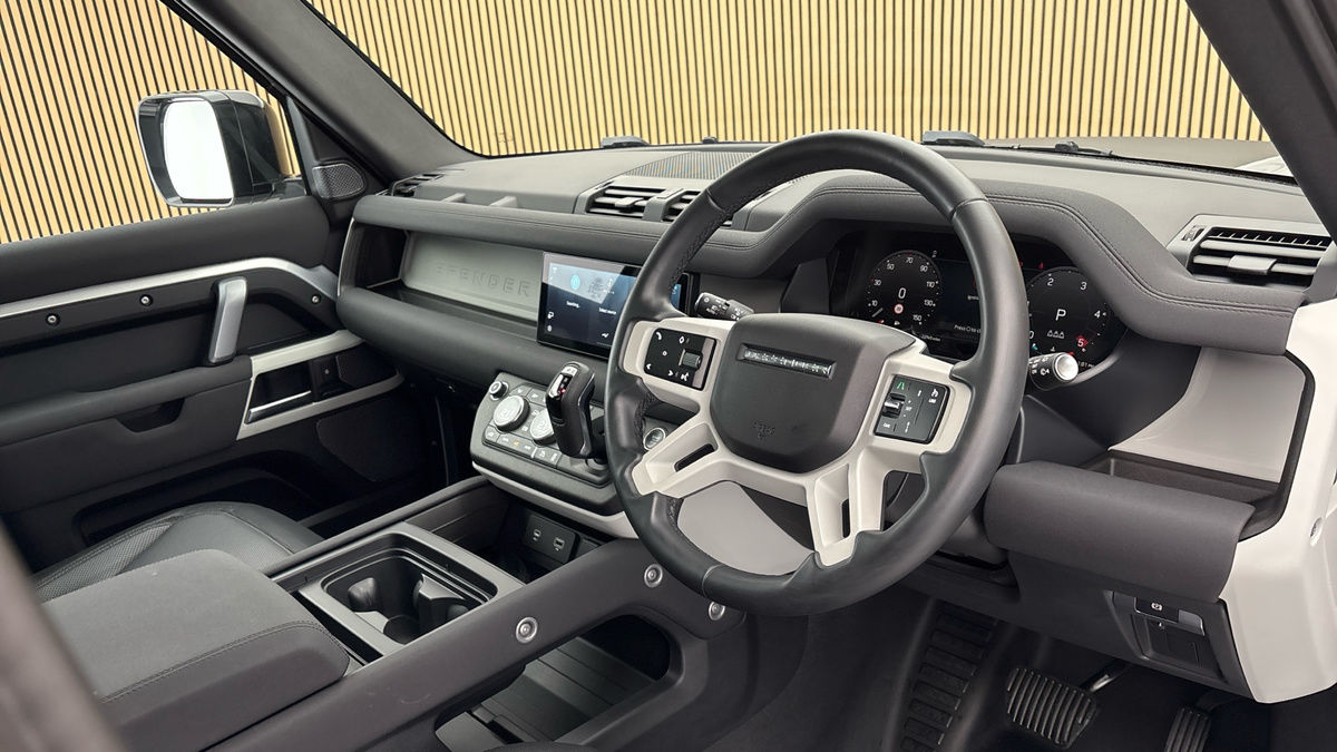 Land Rover Defender 110 Image 5