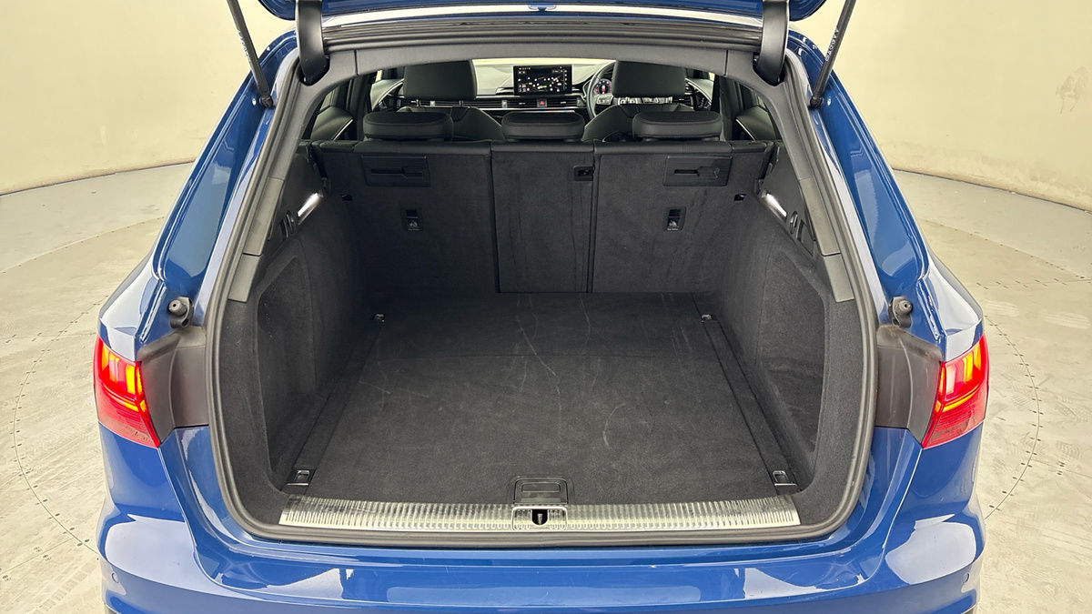 Audi A4 Avant Image 11