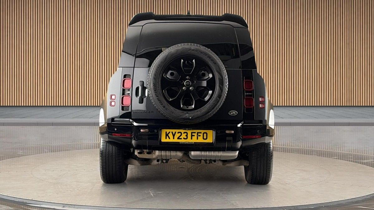 Land Rover Defender 110 Image 4