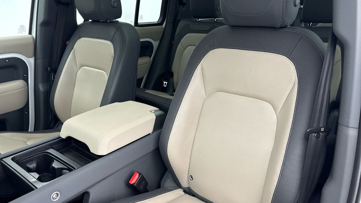 Land Rover Defender 130 Image 7