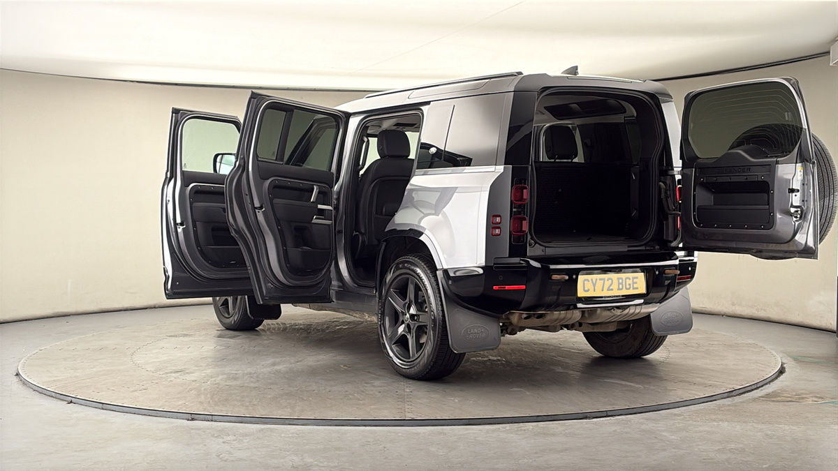 Land Rover Defender 110 Image 23