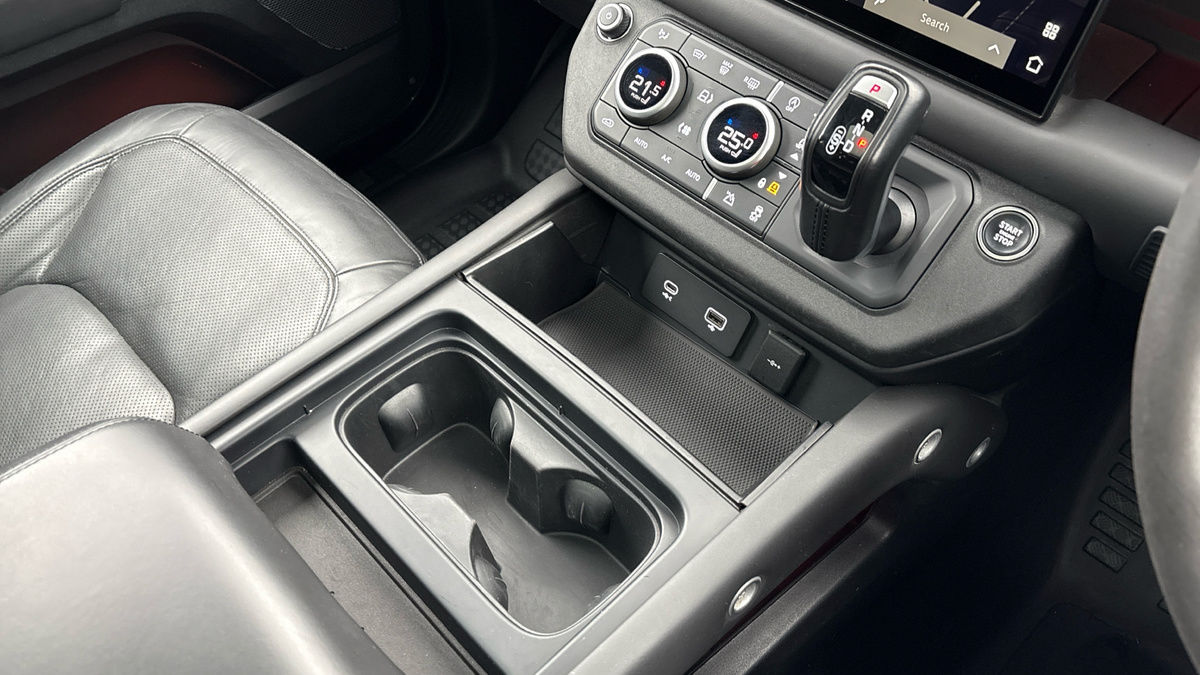 Land Rover Defender 110 Image 18