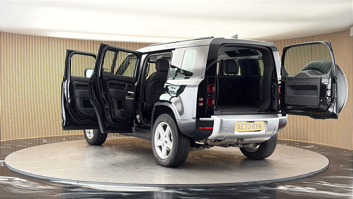 Land Rover Defender 110 Image 23