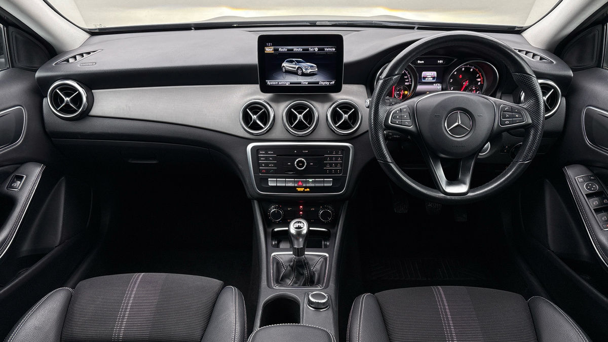 Mercedes-Benz GLA Image 12