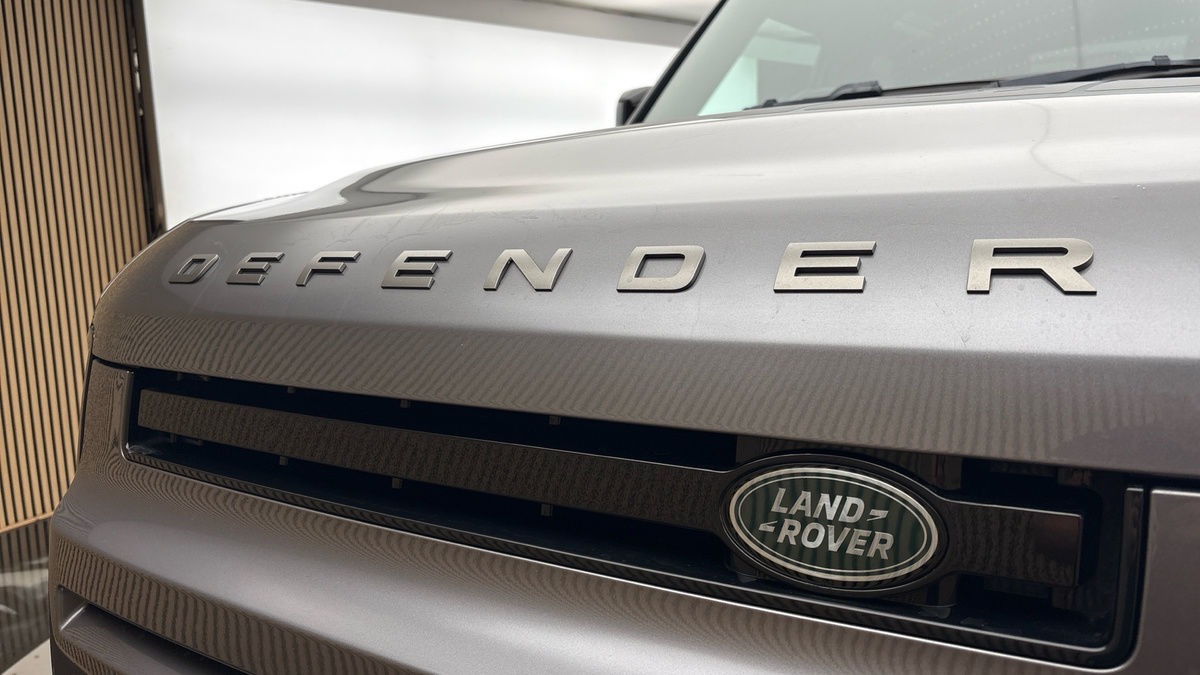 Land Rover Defender 90 Image 24