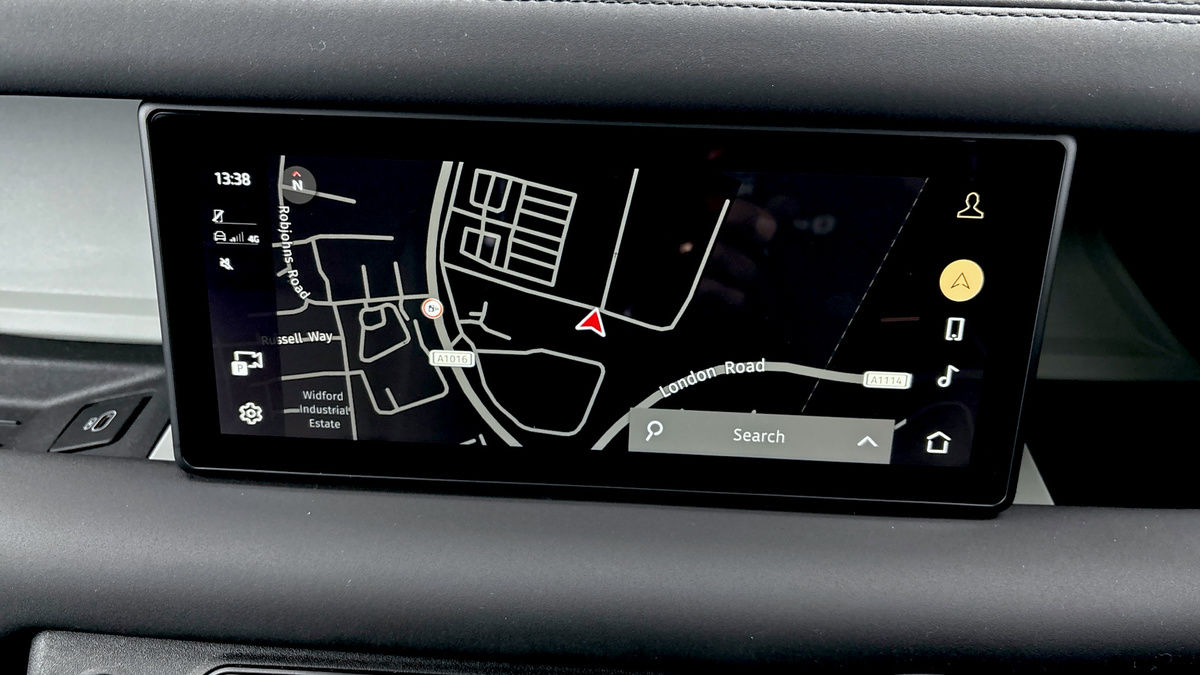 Land Rover Defender 110 Image 17