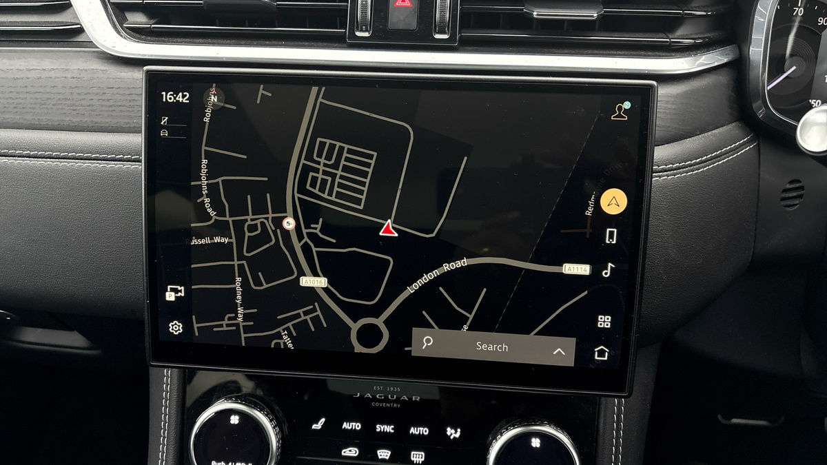 Jaguar F-PACE Image 17