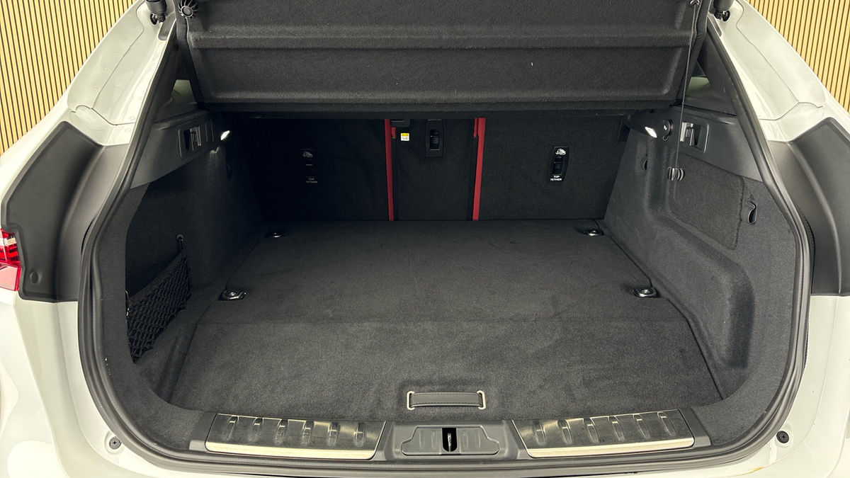 Jaguar F-PACE Image 11