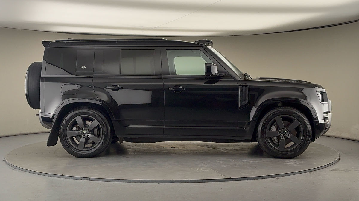 Land Rover Defender 110 Image 16