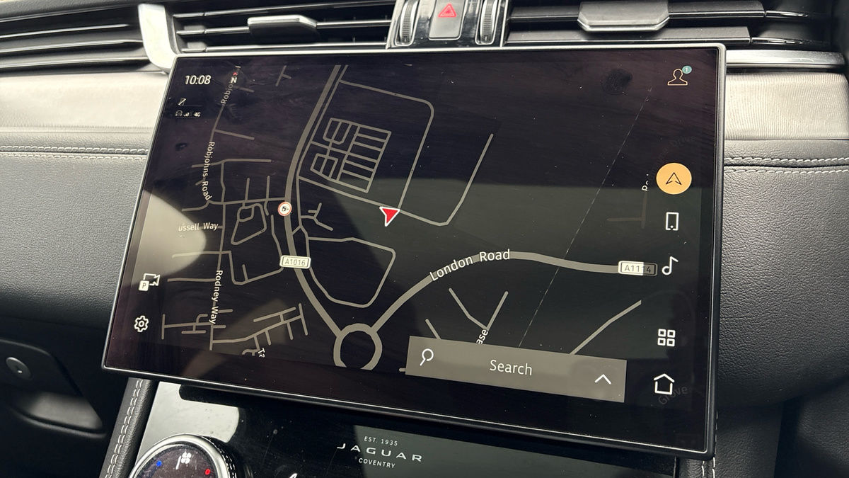 Jaguar F-PACE Image 17
