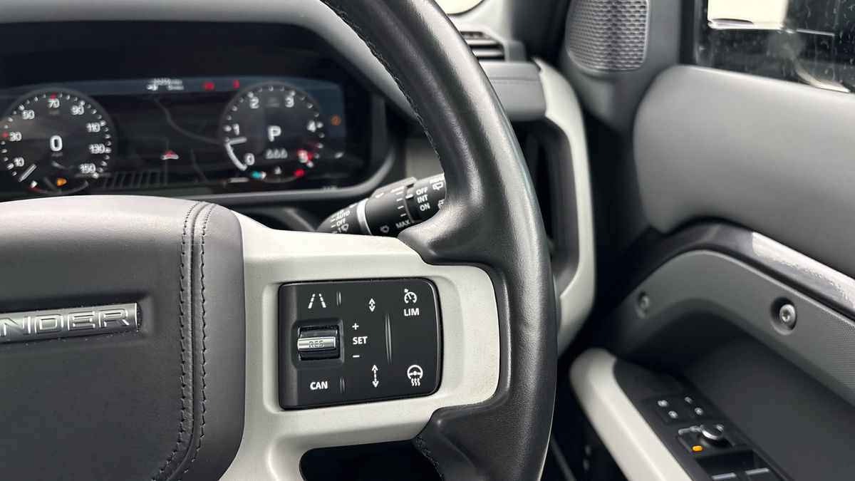 Land Rover Defender 90 Image 14