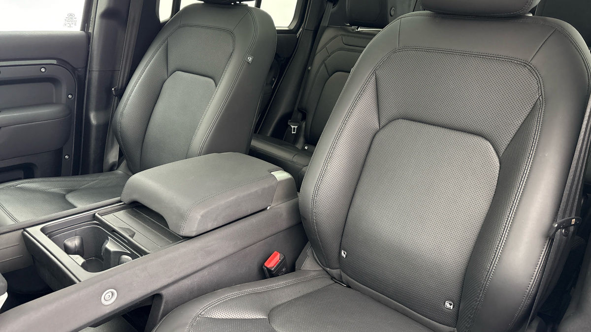 Land Rover Defender 130 Urban Image 7