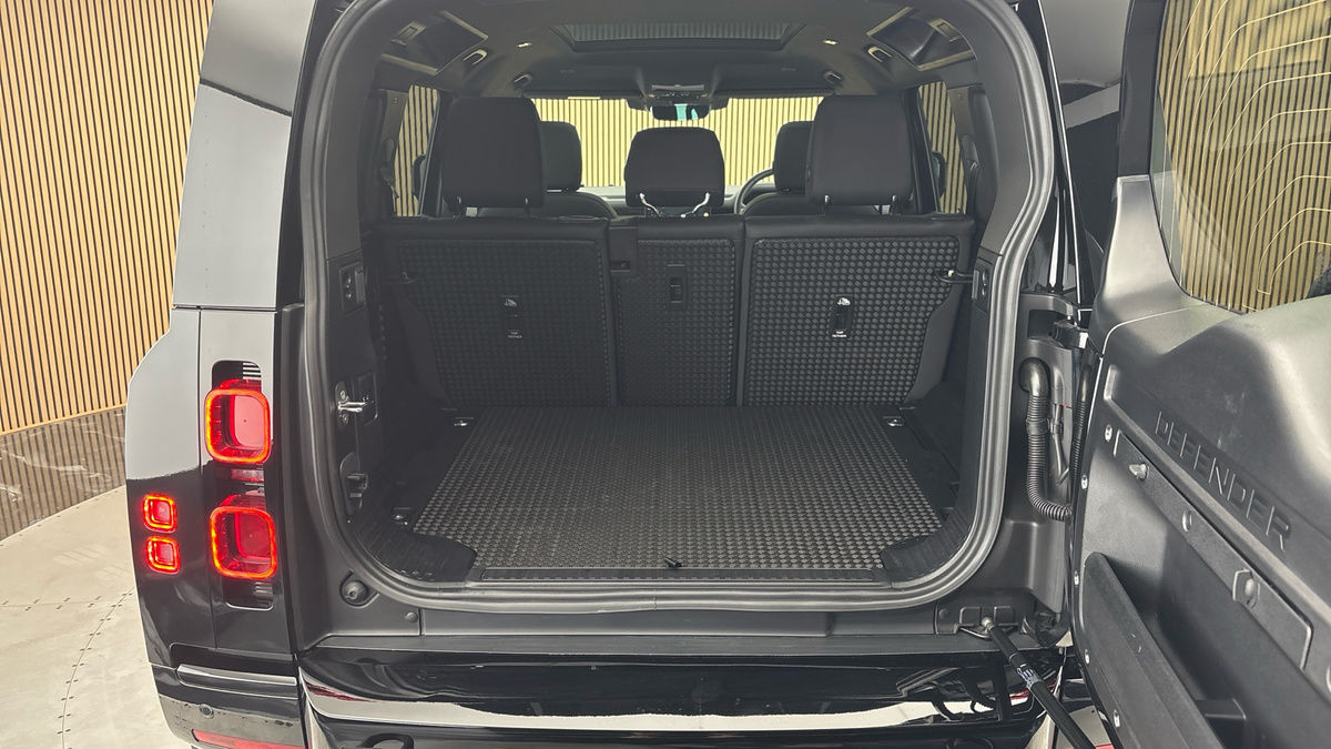 Land Rover Defender 110 Image 11