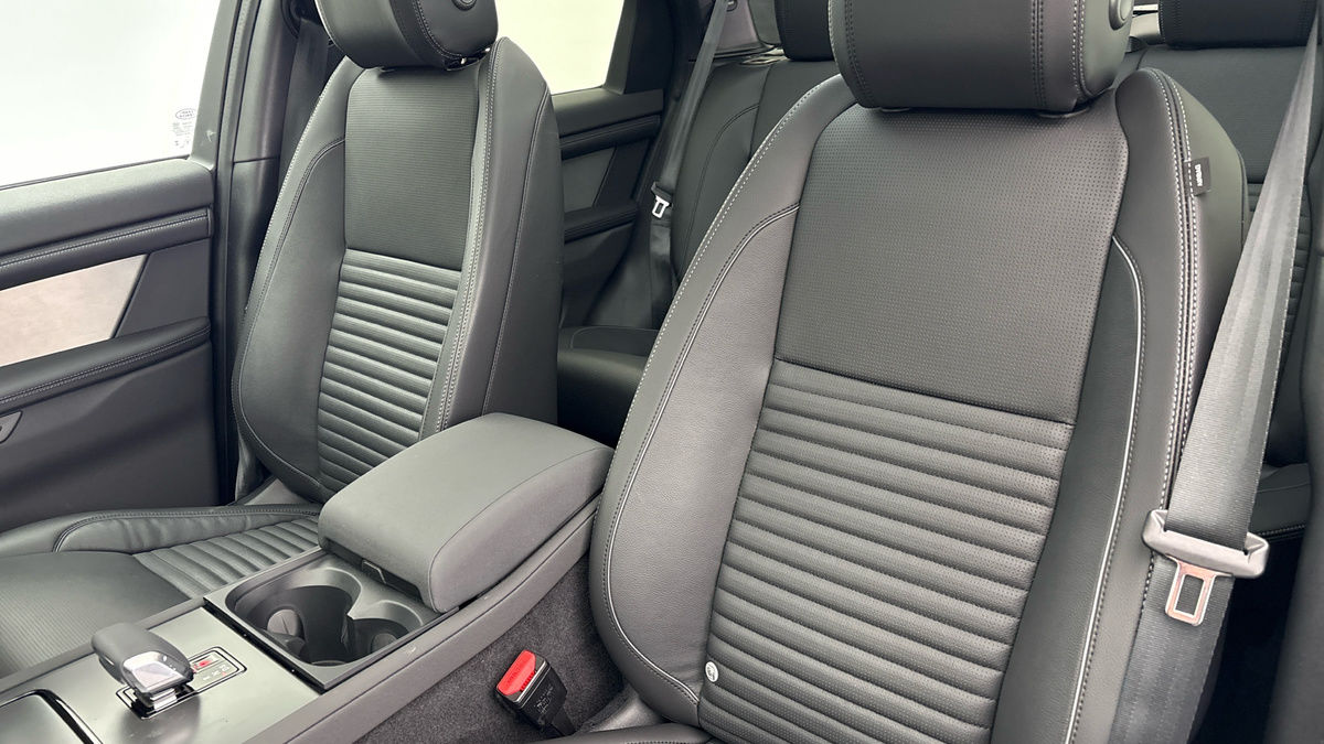 Land Rover Discovery Sport Image 7