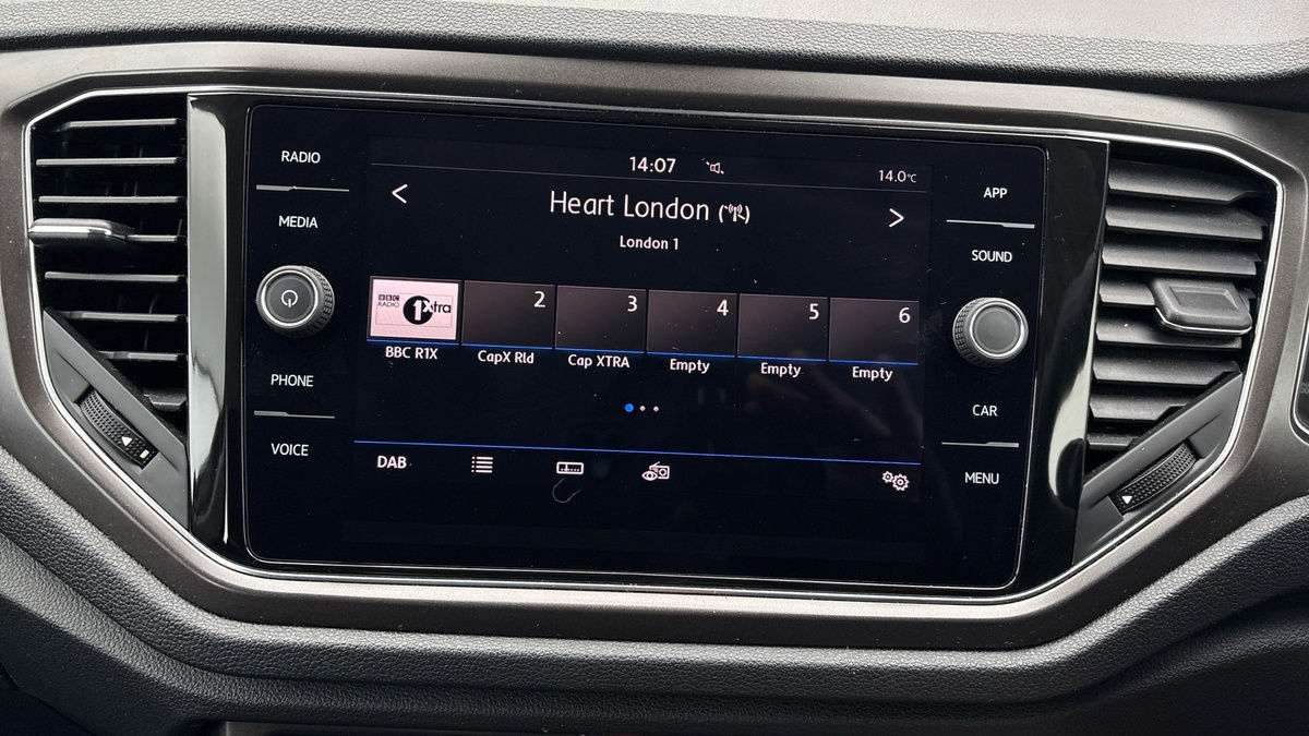 Volkswagen T-Roc Image 17