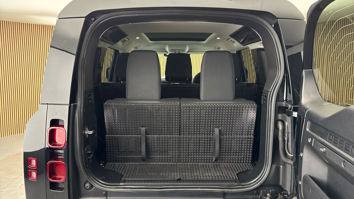 Land Rover Defender 110 Image 11