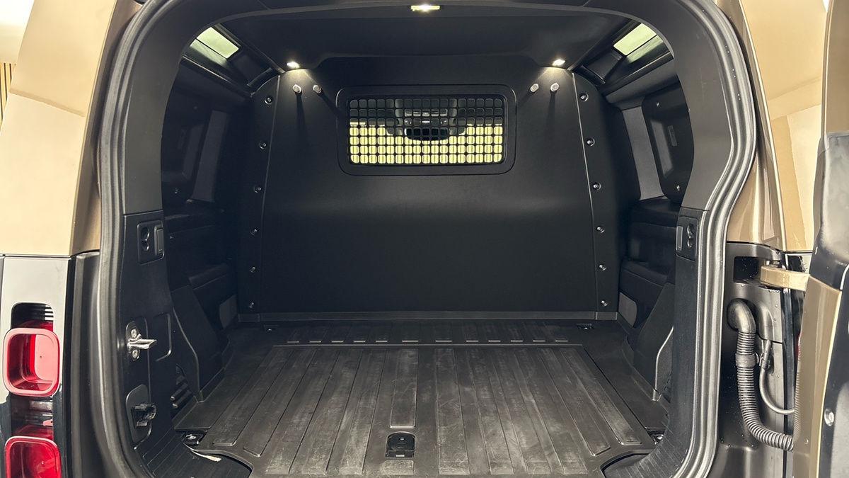 Land Rover Defender 90 Image 11