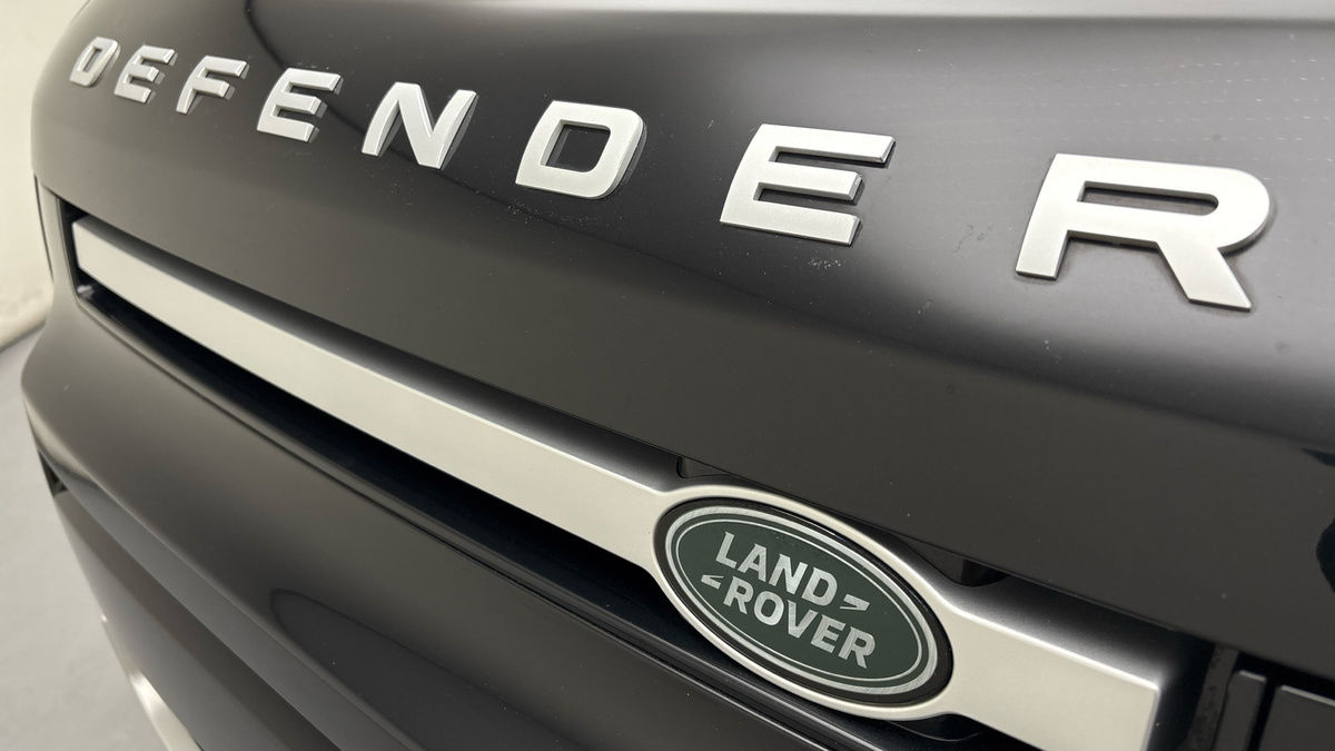 Land Rover Defender 110 Image 24