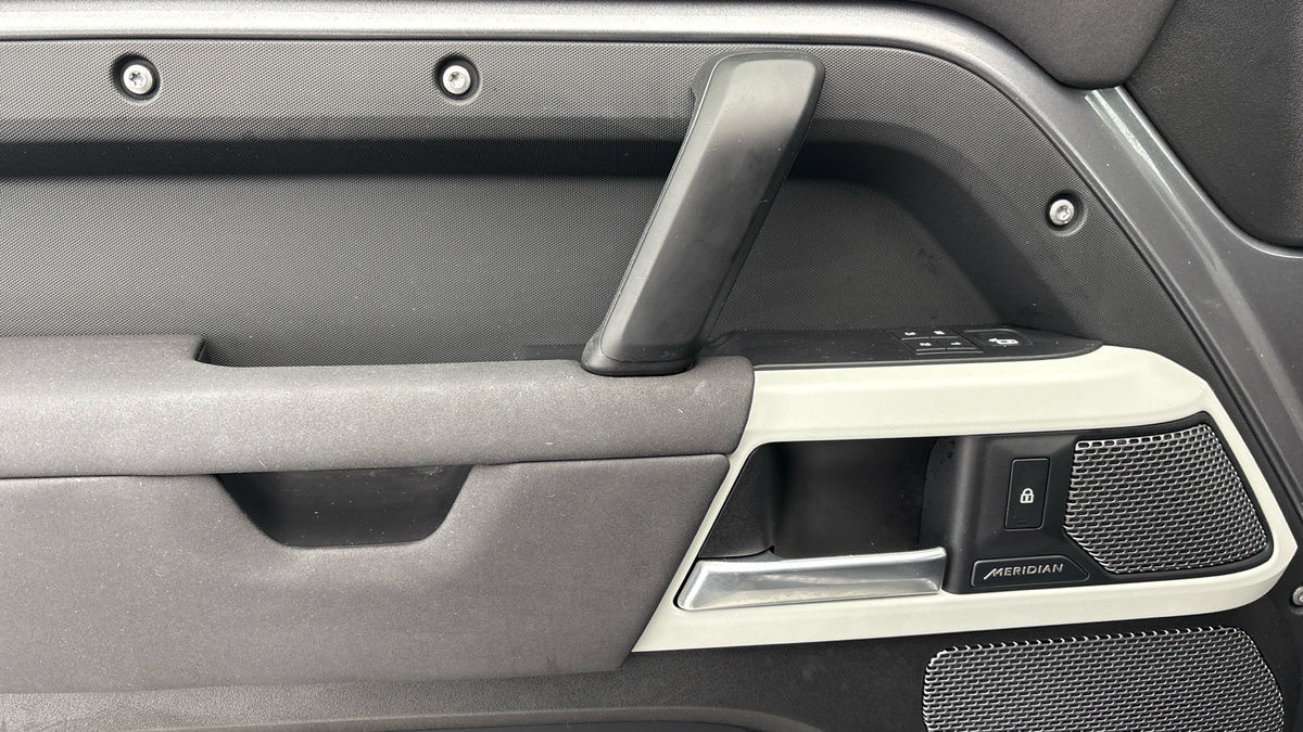 Land Rover Defender 110 Image 19