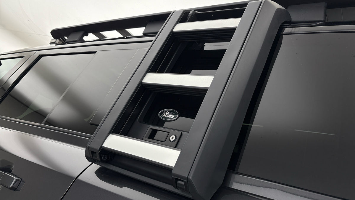 Land Rover Defender 110 Image 26