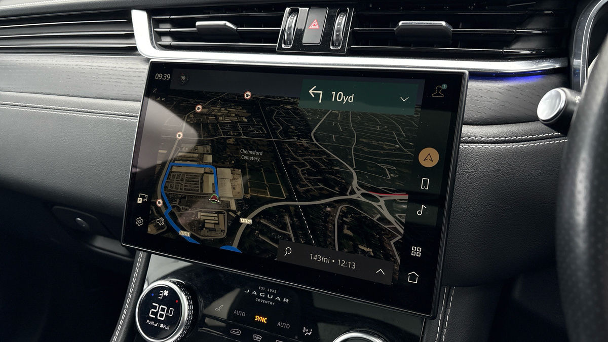 Jaguar F-PACE Image 17