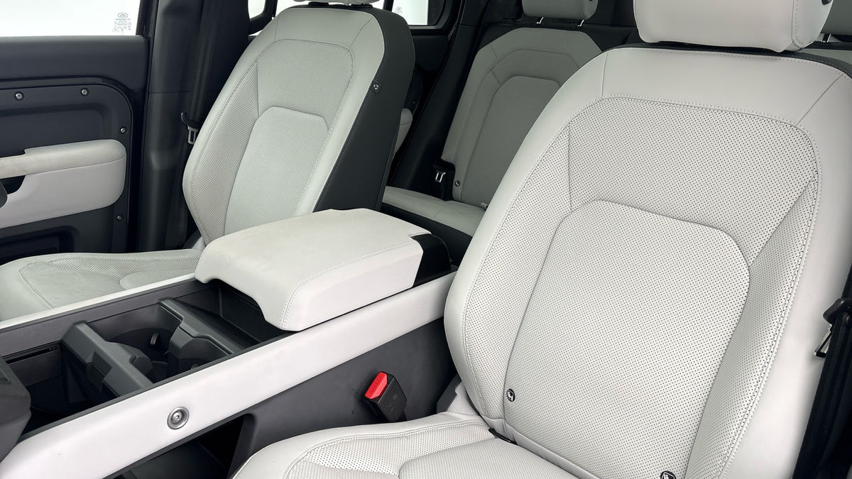 Land Rover Defender 110 Image 7