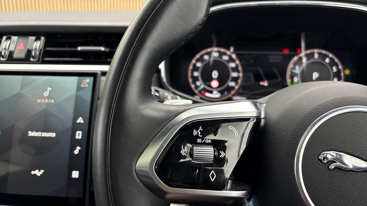 Jaguar F-PACE Image 13