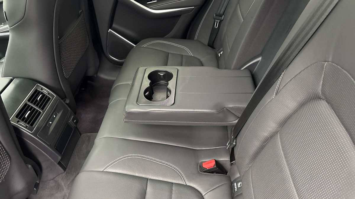 Jaguar F-PACE Image 9