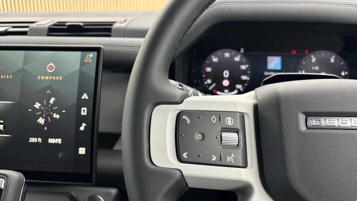 Land Rover Defender 110 Image 13