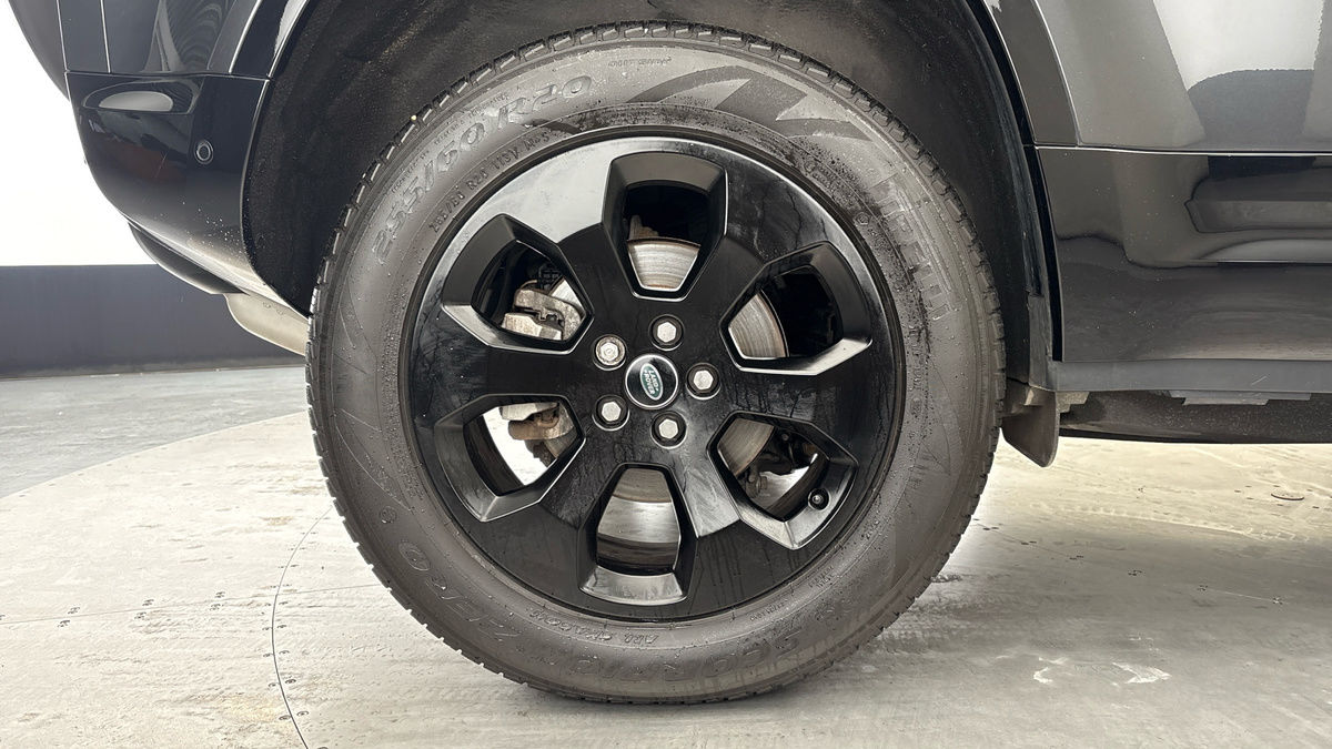 Land Rover Defender 110 Image 10