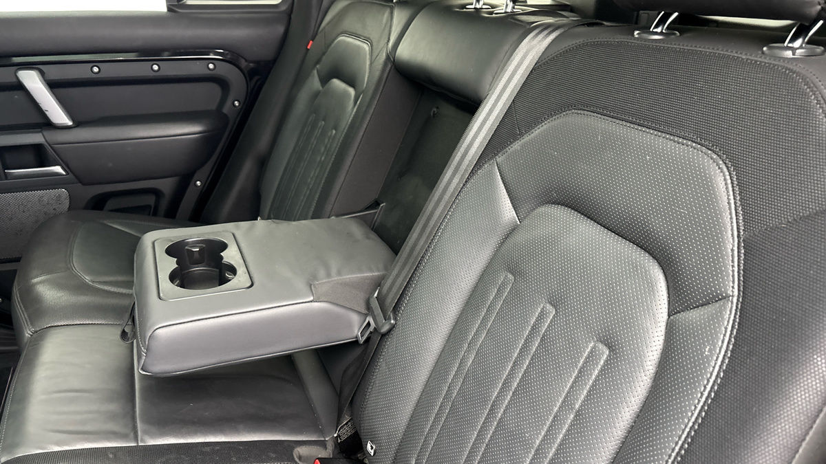 Land Rover Defender 110 Image 9