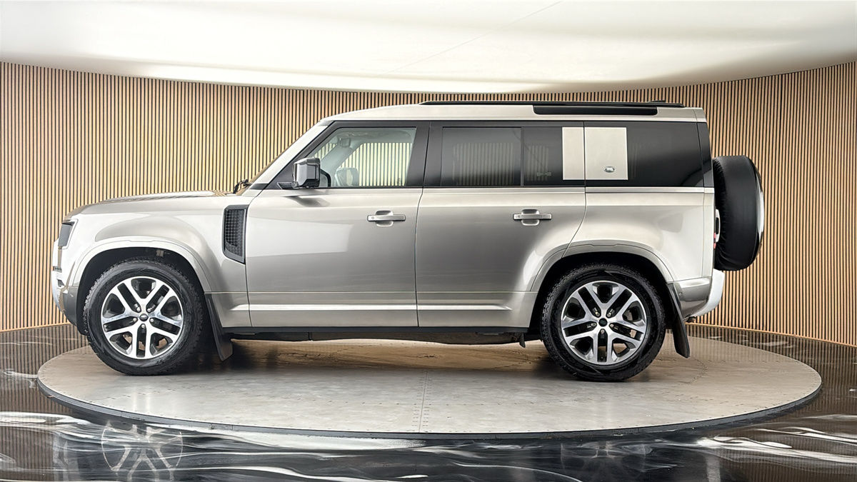 Land Rover Defender 110 Image 15