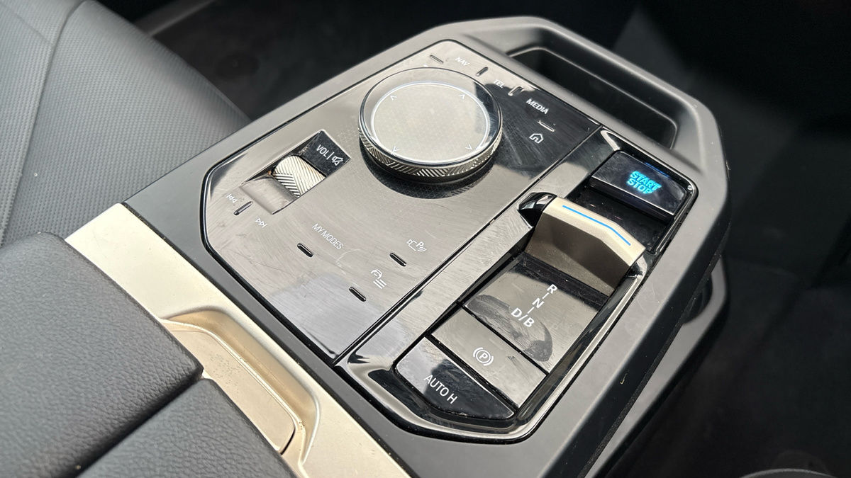 BMW iX Image 25