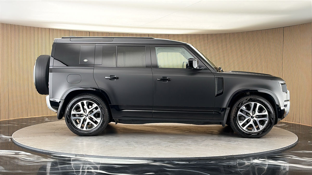 Land Rover Defender 110 Image 16