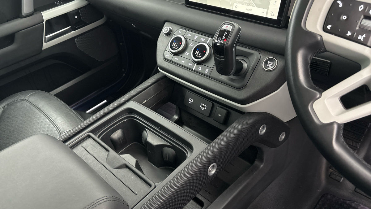 Land Rover Defender 110 Image 18
