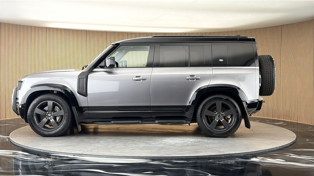 Land Rover Defender 110 Image 15