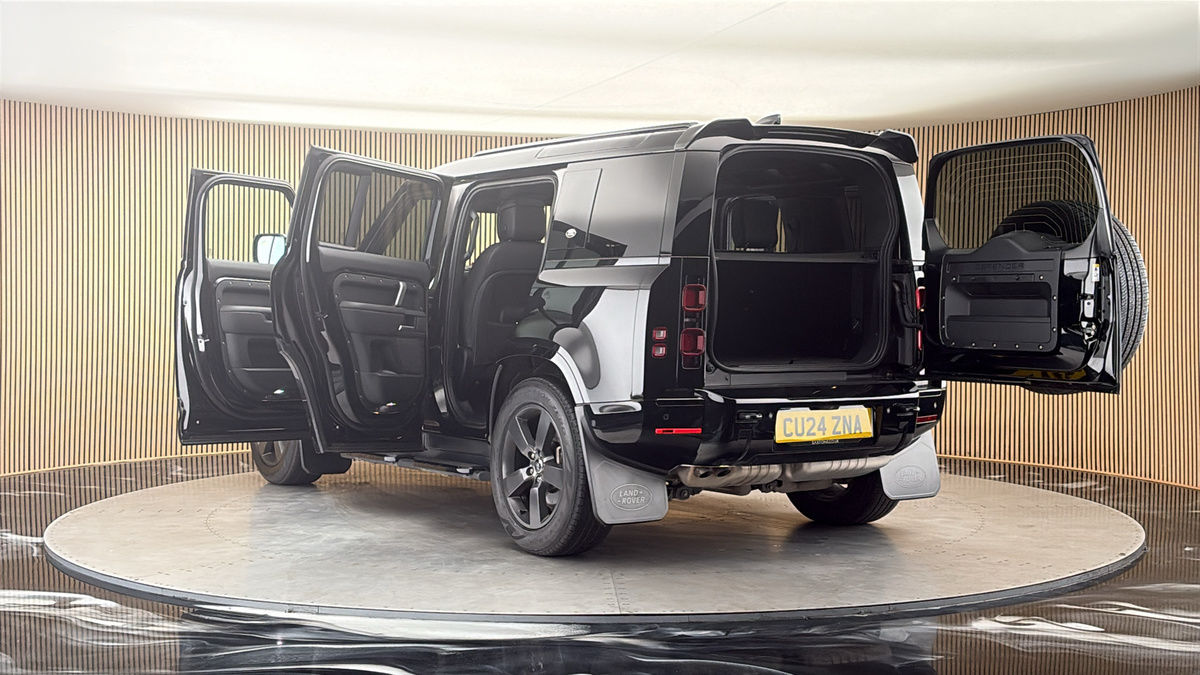 Land Rover Defender 110 Image 23