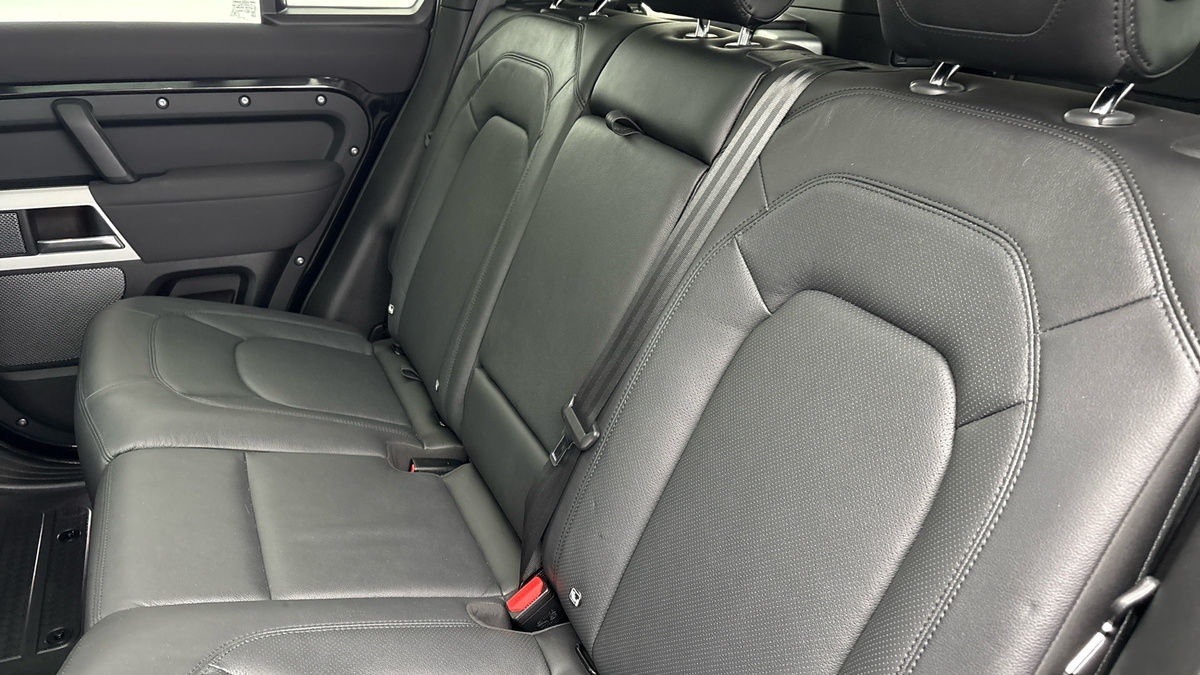 Land Rover Defender 110 Image 8