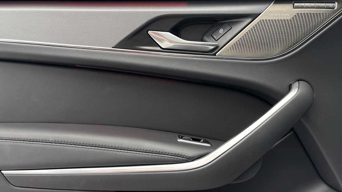 Jaguar F-PACE Image 19