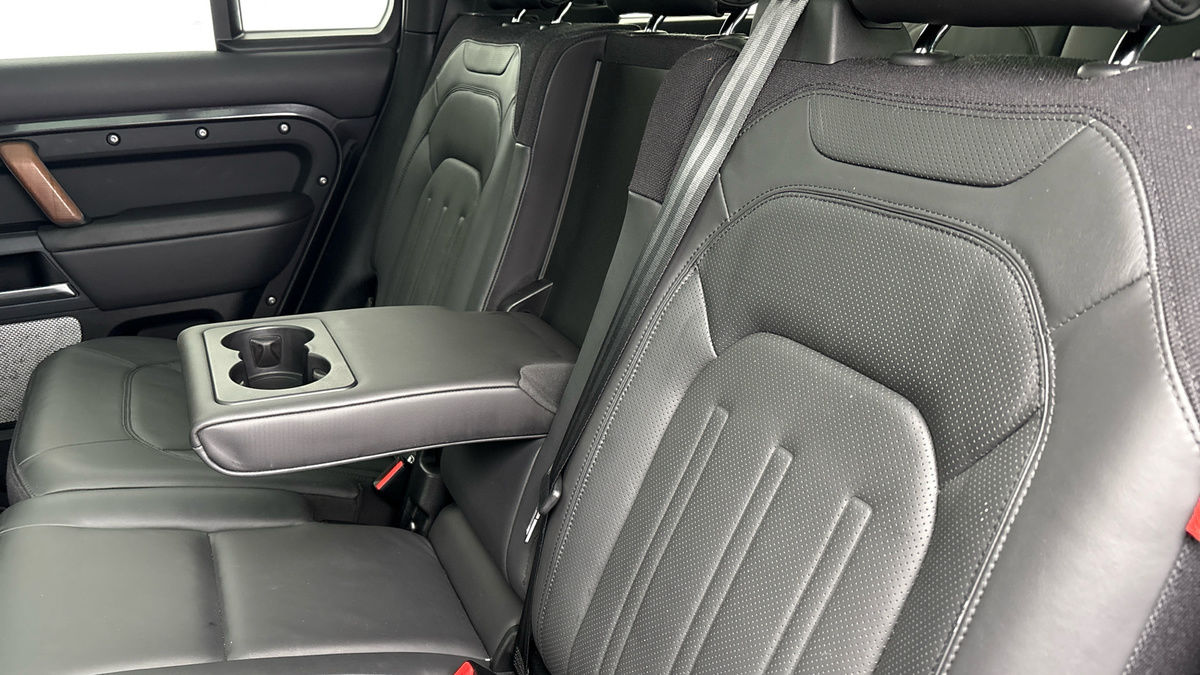 Land Rover Defender 130 Urban Image 9