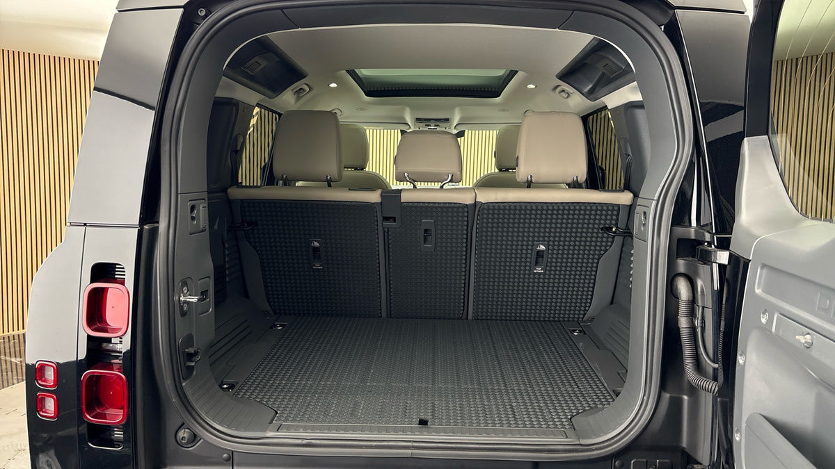 Land Rover Defender 110 Image 11