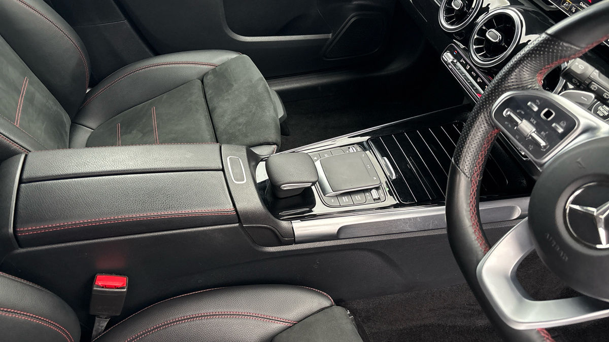 Mercedes-Benz GLB Image 18