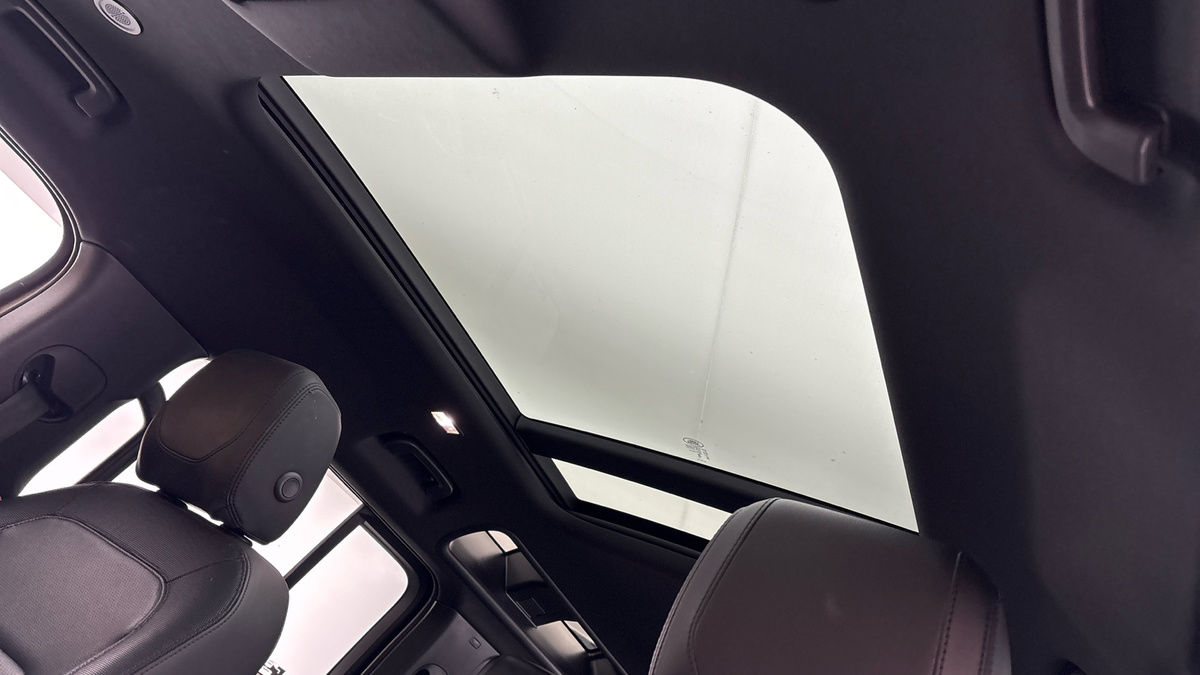 Land Rover Defender 110 Image 6