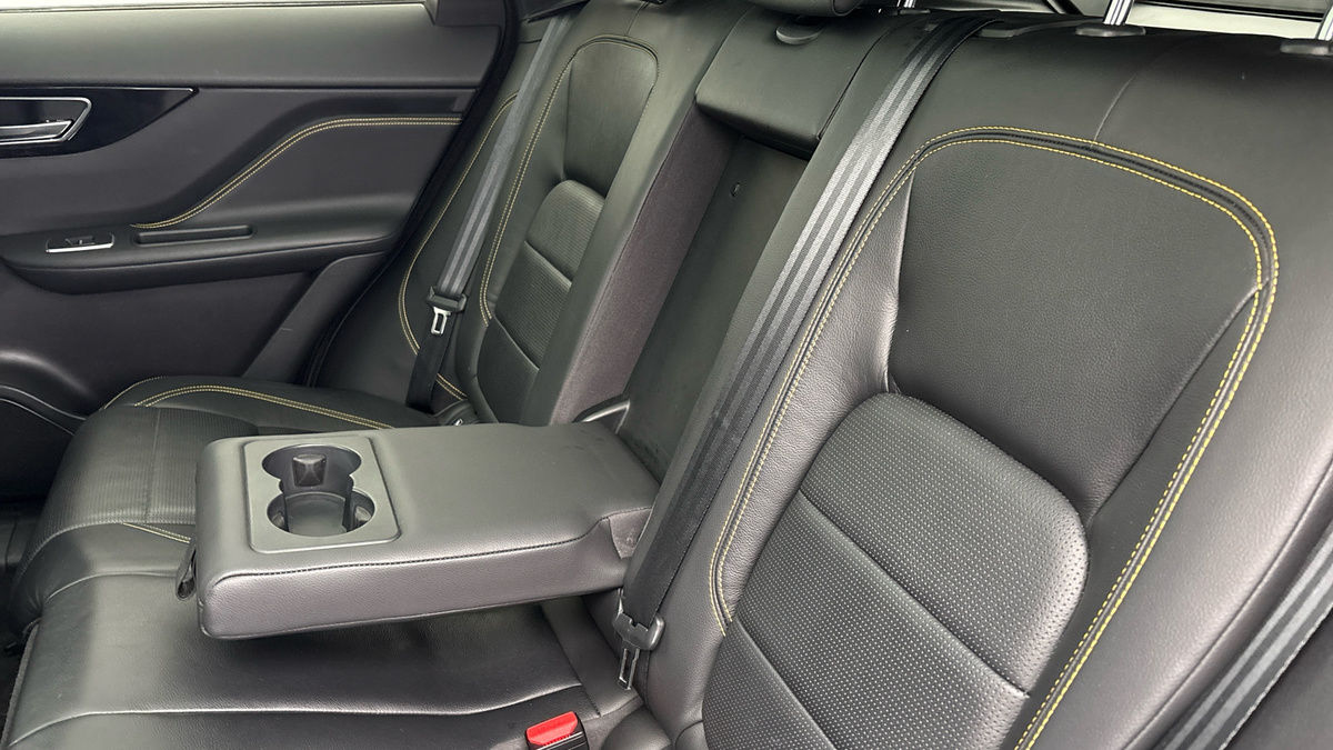 Jaguar F-PACE Image 9