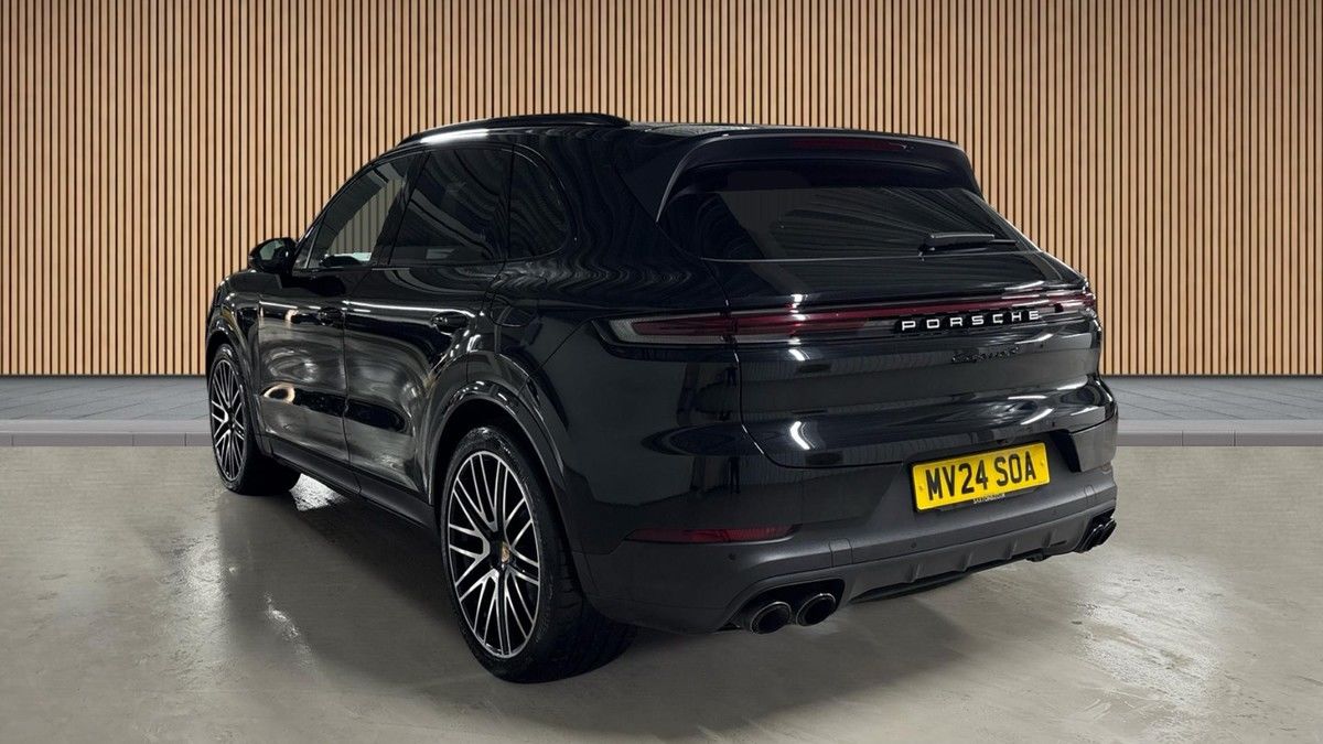 Porsche Cayenne Image 2