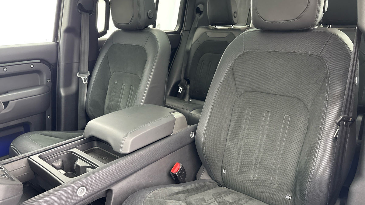 Land Rover Defender 130 Urban Image 7