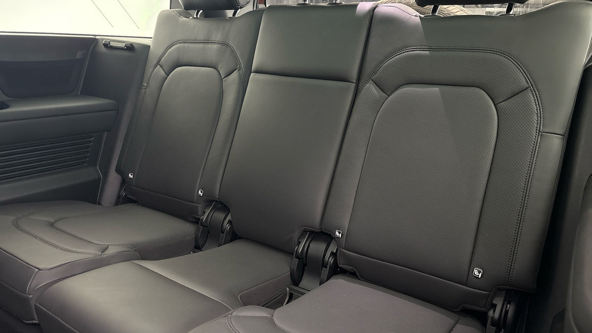 Land Rover Defender 130 Image 25