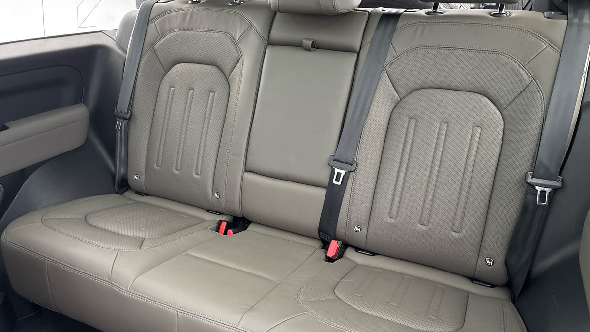 Land Rover Defender 90 Image 8