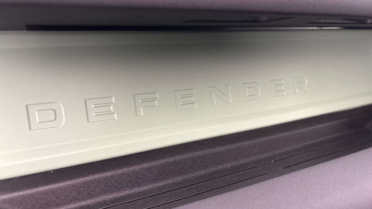 Land Rover Defender 110 Image 30