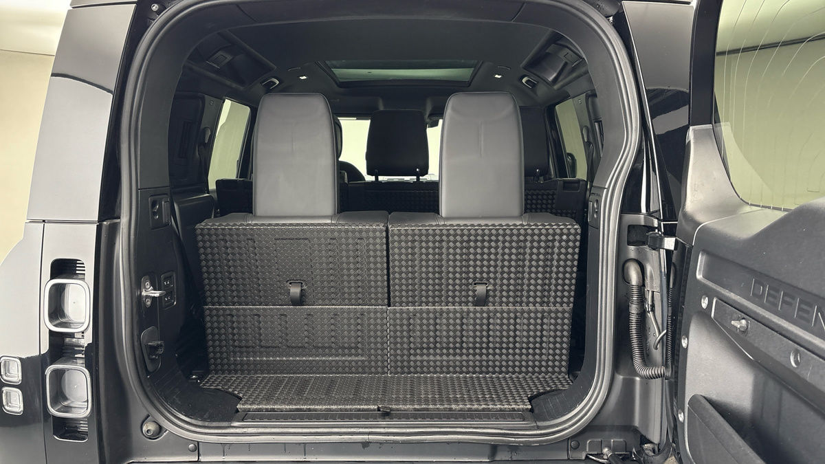 Land Rover Defender 110 Image 11